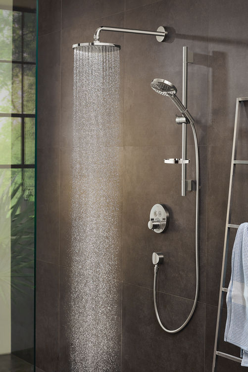 Sanftes Duschvergnügen: «Power Rain» nennt Hansgrohe die im eigenen Labor
entwickelte Strahlart, die die Haut sanft streichelt und dabei bis zu 20 Pozent Wasser spart. Ultrafeine Tröpfchen benetzen den Körper grossflächig, der zarte Duschstrahl verspricht Entspannung und spritzt weniger. Das ist besonders bei einer offenen Badgestaltung und bei Walk-In-Duschen von Vorteil: Die Reinigung ist schneller erledigt. Hansgrohe.