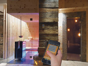 Via Smartphone, Tablet oder PC lassen sich Sauna und Infrarotkabine auch von unterwegs aus steuern. Fitpa AG.