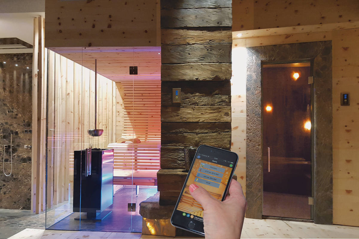 Via Smartphone, Tablet oder PC lassen sich Sauna und Infrarotkabine auch von unterwegs aus steuern. Fitpa AG.