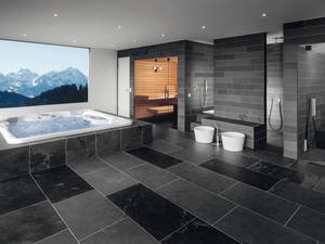 Grosszügige Wellnesslandschaft mit Dampfbad, Dusche und Wärmebank mit Fussbecken. Fitpa AG.