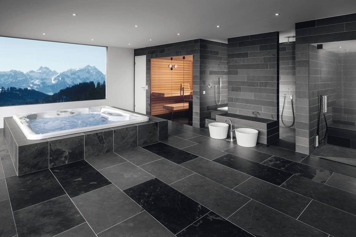 Grosszügige Wellnesslandschaft mit Dampfbad, Dusche und Wärmebank mit Fussbecken. Fitpa AG.