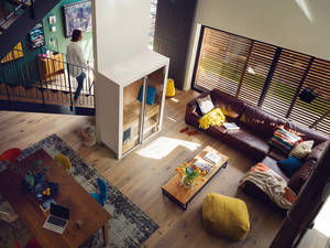 Wenn Platz und Budget eher knapp sind: Die ausfahrbare Sauna «S1 Manuell» passt fast immer. Sie braucht nicht mehr Platz als ein Schrank. Klafs AG.