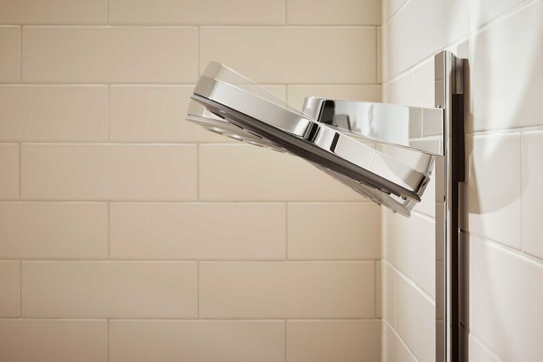 Flexibel für grosse und kleine Duschräume: Bei der «Pulsify»-Kopfbrause ist der Winkel von 10 bis 30 Grad verstellbar. Hansgrohe AG.