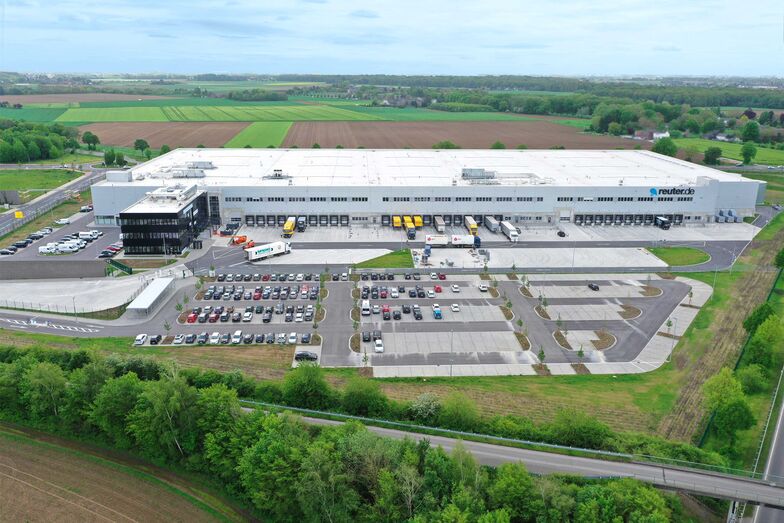 Das Logistikzentrum des Onlinehändlers Reuter steht in Mönchengladbach-Rheindahlen und ist eines der grössten Versandlager für Badprodukte in Europa.