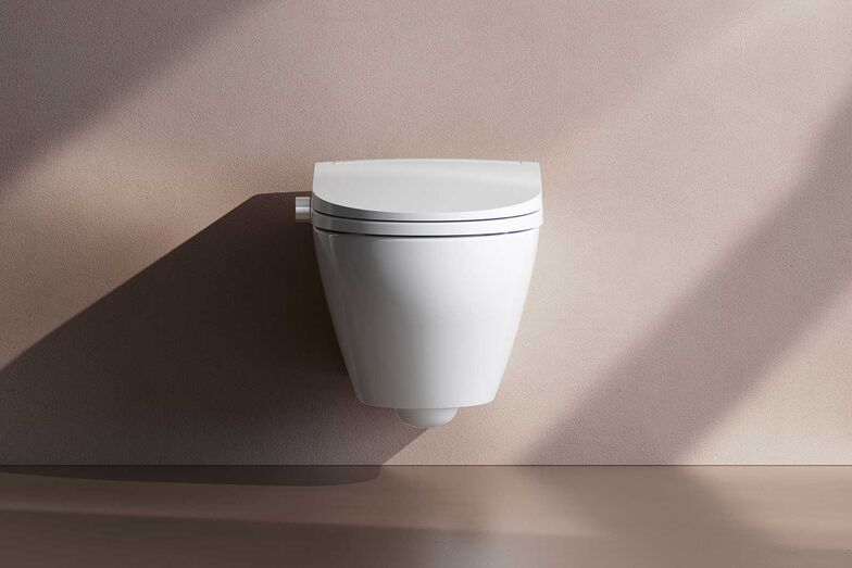 Das neue Dusch-WC «Cleanet Moderna» bietet hohen Hygienekomfort. Der Sitz und der Deckel sind antibakteriell und können dank der «Quick-Release»-Funktion zur gründlichen Reinigung der Keramik einfach abgenommen werden. Alle Funktionen lassen sich bequem und intuitiv über den seitlich angebrachten Controller steuern. Laufen Schweiz AG, www.laufen.ch