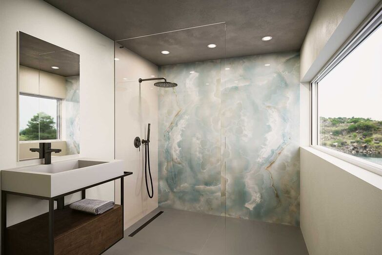 Die Wandverkleidung «PanElle Marble» zaubert eine täuschend echte Marmoroptik ins Haus. Sie ist einfacher sowie nachhaltiger in der Handhabung und Pflege als echte Steinplatten. Verschiedene Oberflächenstrukturen stehen zur Auswahl. Duscholux AG, www.duscholux.com