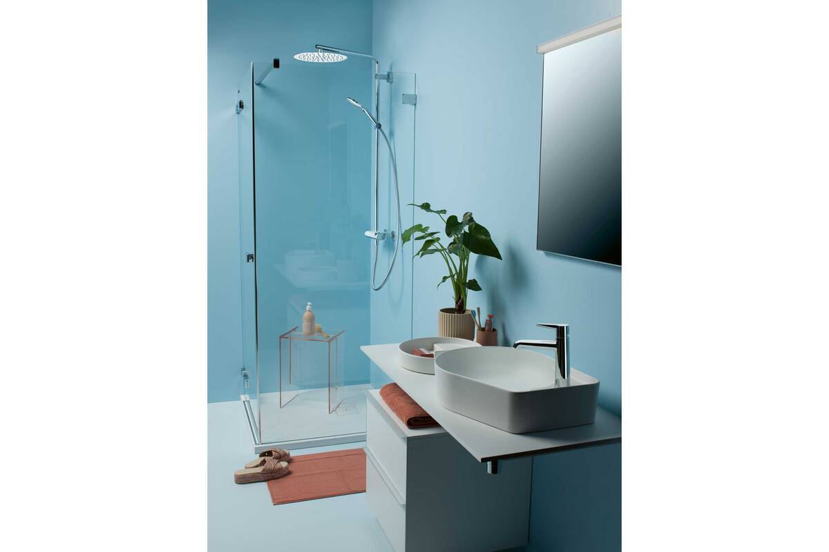 Die Sets der Showerstation «Vivid» umfassen je einen thermostatischen Duschenmischer, eine Regenbrause, eine kürzbare Duschengleitstange sowie eine Handbrause. Laufen.
