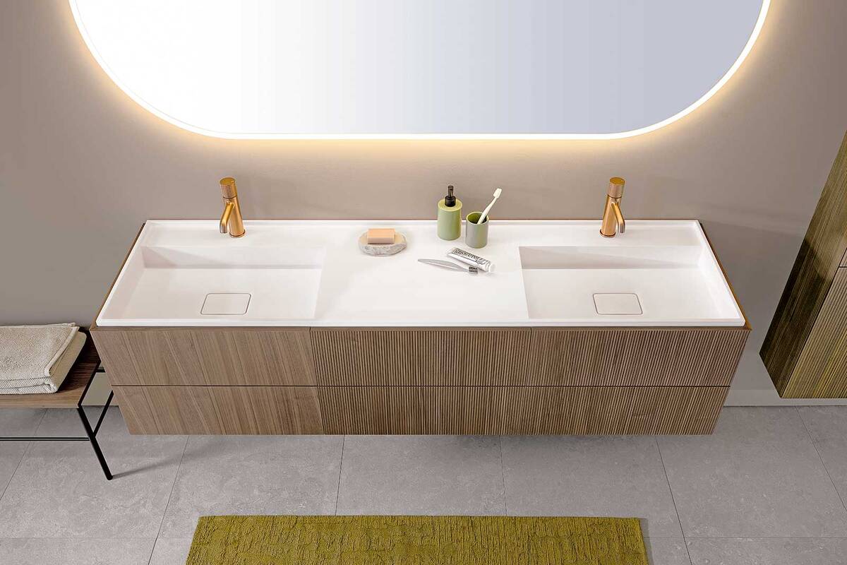 Die Waschbecken aus der Serie «Alterna alani» vermitteln Spa-Gefühl im Badezimmer. Natürliche Farben und Materialien stehen zur Auswahl. Neben dem Design in Echtholzfurnier setzen matte Lackfarben Akzente im Bad. Sanitas Troesch.