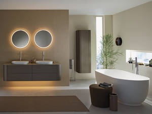 Die elegante Badeinrichtungslinie «Alterna uma» wurde von der Schweizer Designerin Iria Degen entworfen. Sanitas Troesch.