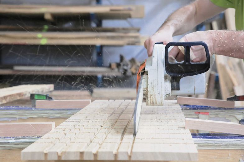 Handarbeit mit grobem Werkzeug, bei Vanity Arteko ergänzen sich Gegensätze.