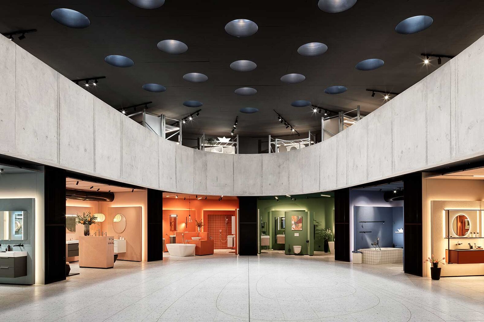 Haptik neu erleben: Interaktive Elemente, sorgfältig ausgesuchte Materialien und Farben bestimmen den Showroom des Schweizer Herstellers Laufen. Das norwegische Architekturbüro Snøhetta hat das Forum neu gestaltet und ein innovatives Markenerlebnis geschaffen. Laufen Schweiz AG, www.laufen.ch