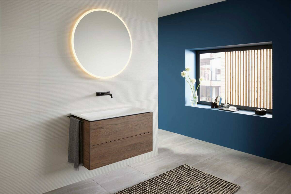 «Geberit Mix & Match» bietet neue und vielfältige Gestaltungsmöglichkeiten am Waschplatz, hier mit dem Geberit «iCon»-Waschtisch-Unterschrank, dem «Geberit one» Aufsatzwaschtisch, Spiegelschrank und der Wandarmatur. Geberit.