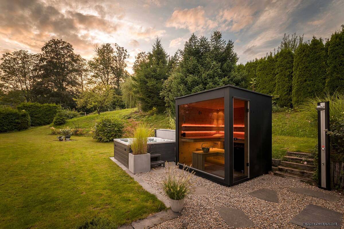 Für eine Gartensauna ist ein fester Untergrund wichtig. Sie wird individuell nach Kundenwunsch angefertigt und mit einem Kran vor Ort aufgestellt. Nero Wellness.