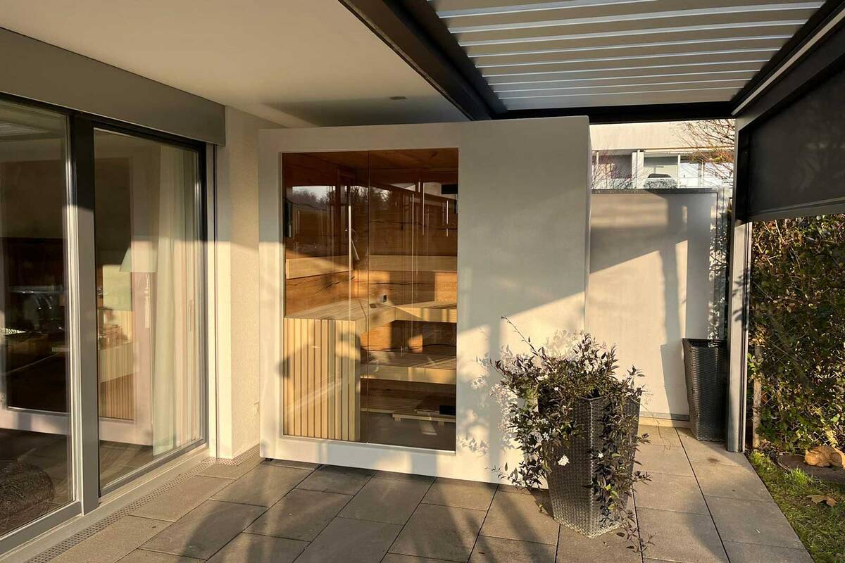 Der Wechsel zwischen warm und kalt bringt den Kreislauf in Schwung. Entspannung ist in dieser Sauna vorprogrammiert. Lädrach Holzbau AG.