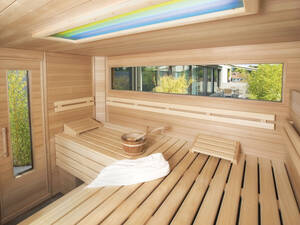 Von innen und aussen ein schöner Anblick: Auf die Terrasse abgestimmte Gartensauna von Fitness-Partner AG.