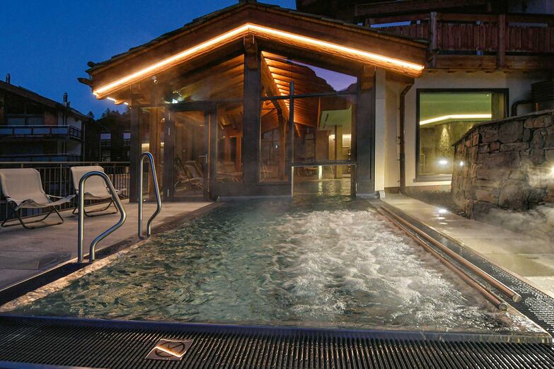 Preisgekrönt: Diese Whirlpoolanlage in Edelstahl, Naturstein und Holz bekam einen Silber-Award vom deutschen Bundesverband Schwimmbad & Wellness. Vivell Schwimmbadtechnik AG, www.vivell.ch
