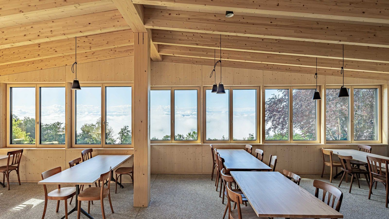 Intelligente Fenster regeln den Licht- und Wärmeeinfall und werden damit zum wichtigsten Heiz- respektive Wärmeschutzelement des Gebäudes. Eine zusätzliche Beschattung entfällt. (Foto: Losys GmbH)