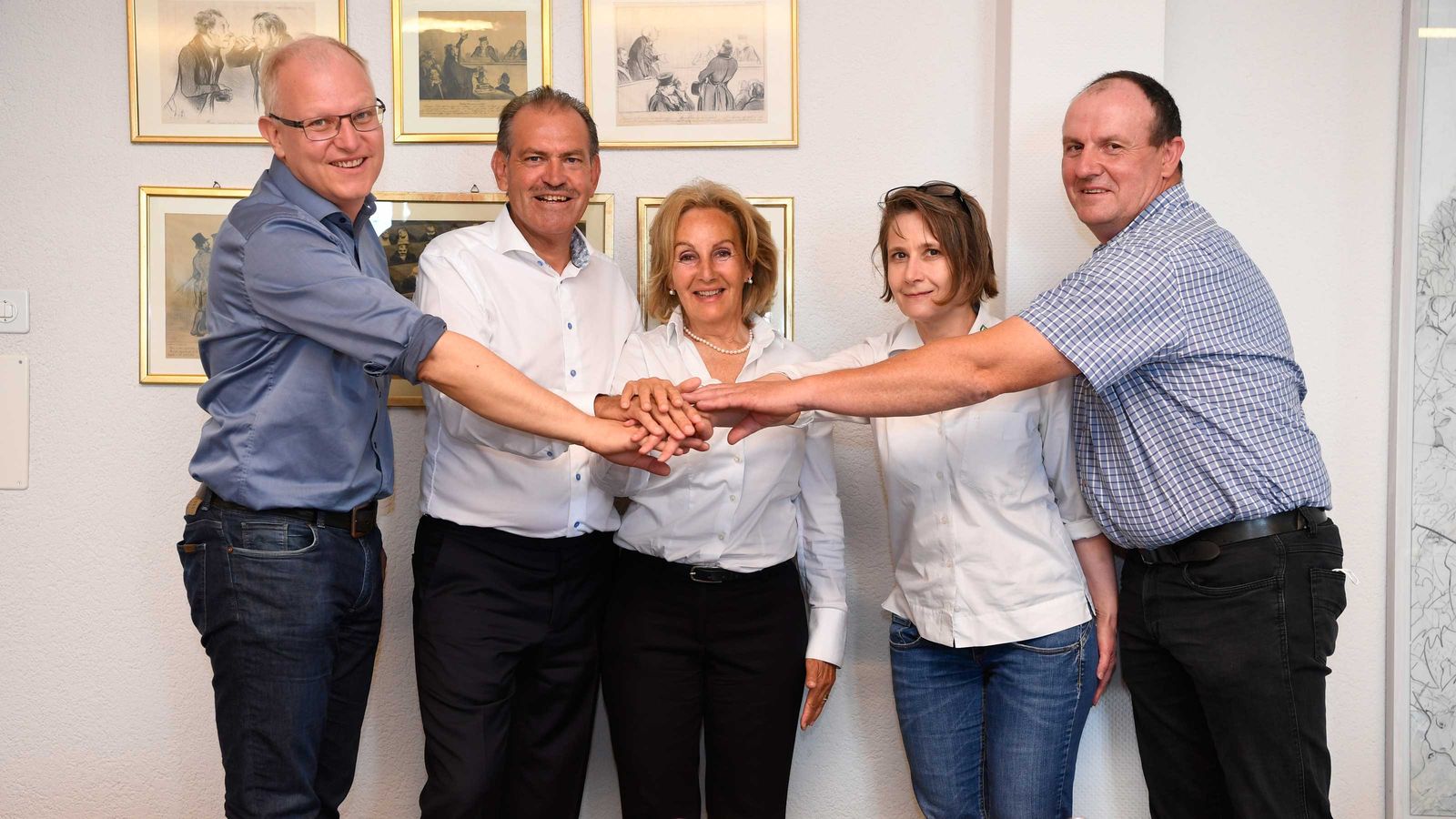 Bündeln ihre Kompetenzen: (v. l. n. r.) Walter Gerber (Geschäftsleiter), Beat und Evelyne Niederberger (Geschäftsinhaber), Susanne Meer (KV-Leiterin GLB), Hans-Ulrich Baumann (Präsident der Verwaltung).