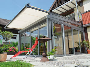 Mit Glaselementen, die sich mühelos um die Ecke schieben lassen, wird aus dem Winter- auch ein Sommergarten. Movitec.