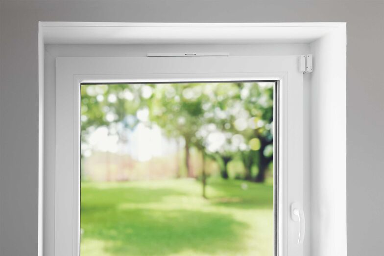 Wenn die kühlen und feuchten Tage Einzug halten, beginnt auch die Schimmelpilzsaison. Die energieeffiziente Schimmel-Abwehr bietet der Universal Fensterlüfter. Der knapp 30 Zentimeter breite Fensterlüfter wird mittig oben am Fensterflügel angebracht und ist nach fünf Minuten montiert. Alfred Schellenberg GmbH, www.schellenberg.de