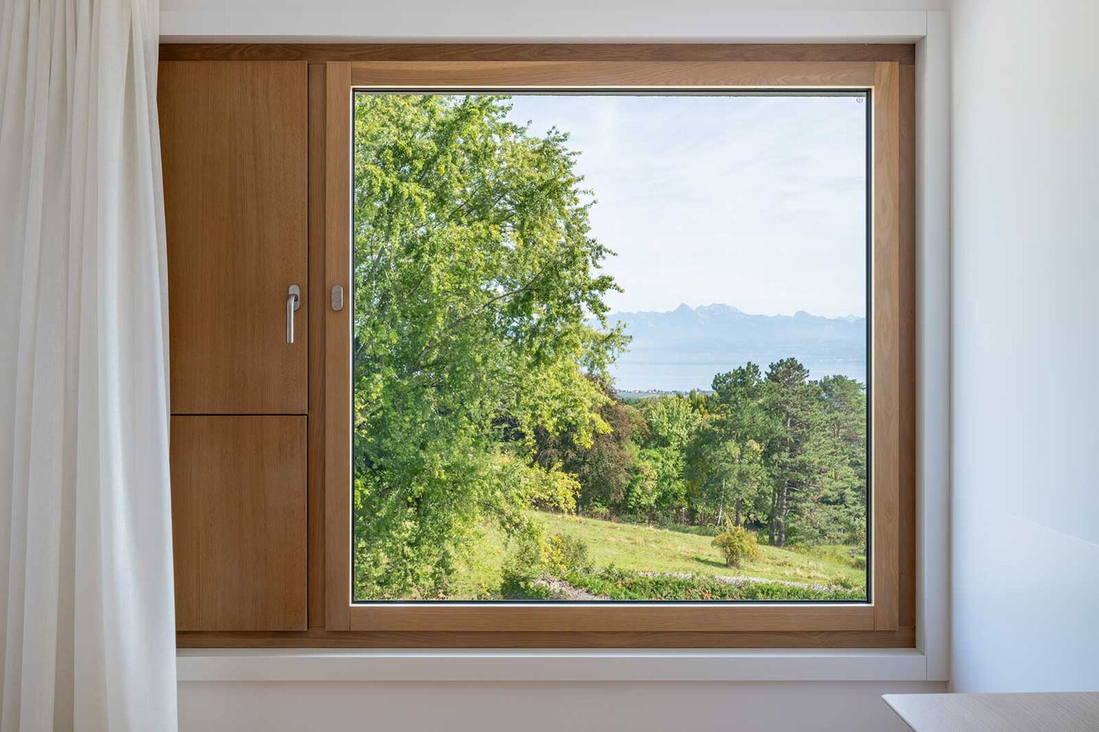 Fenster mit Weitblick: Die Holz-Metall-Fenster werden in der Schweiz oder in Liechtenstein mit hohen Qualitätsansprüchen gefertigt. Die Transportwege sind kurz und die Energiebilanz vorbildlich. www.eschbal.ch