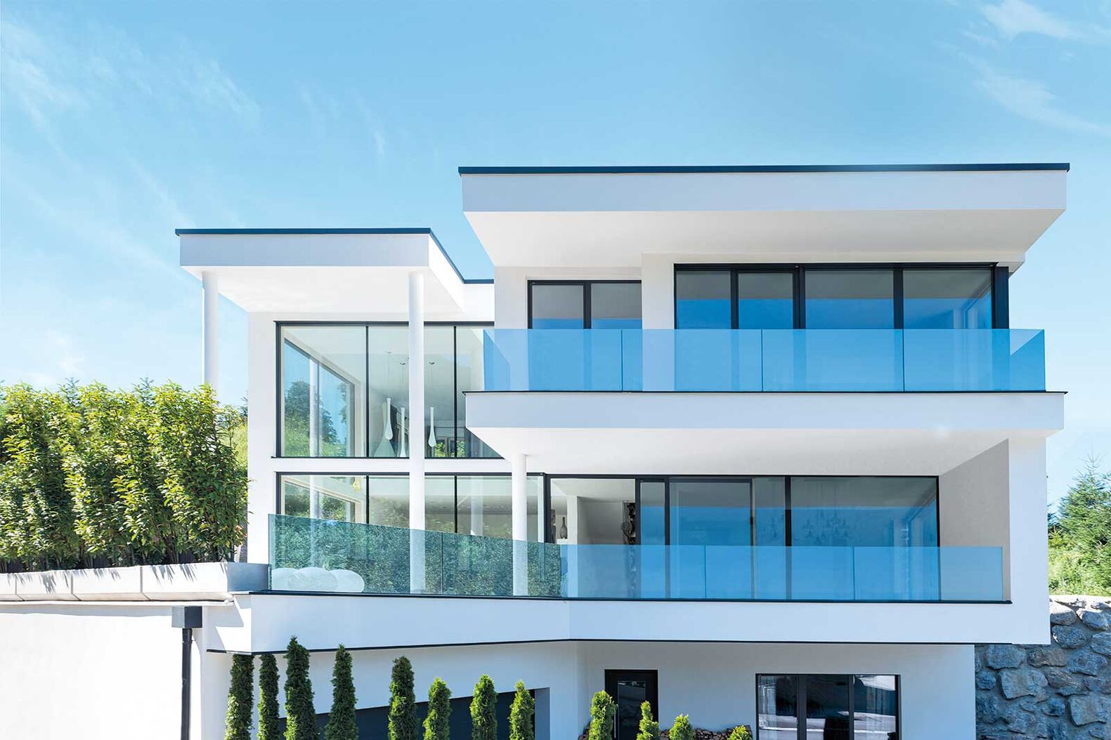 Wärmeschutz: Der Fabrikant Internorm setzt bei seinen Fenstern standardmässig auf das Wärmeschutzglas «Low-Carbon iplus». Es besteht zu 50 Prozent aus recyclbarem Material. Für die Herstellung werden emissionsarme Rohstoffe verwendet, die einen geringen CO₂-Fussabdruck aufweisen.
Internorm AG, www.internorm.ch