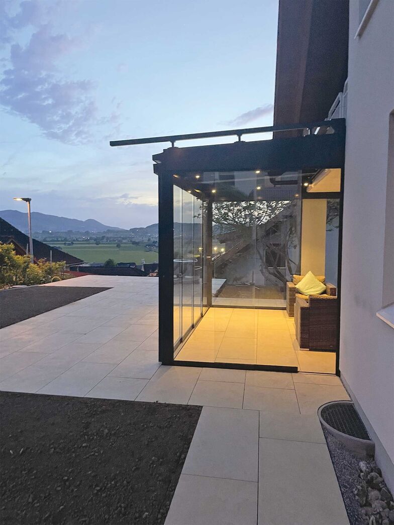Transparenter Wetterschutz: Behagliche Wärme dank einer hochwertigen Sitzplatzverglasung. Die Firma Zubag installiert auf dem Balkon oder der Terrasse einen transparenten Wetterschutz, der Wind und Regen fernhält. Die Verglasung dämpft Aussengeräusche und sorgt für mehr Ruhe und Erholung.
Zubag Wintergärten-Metallbau AG, www.zubag.ch