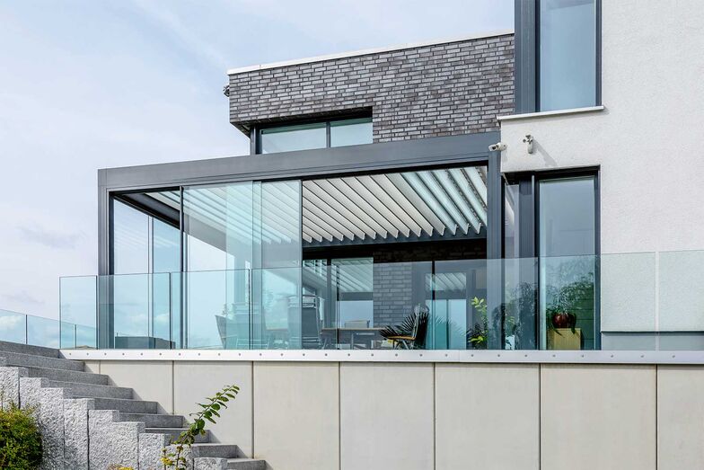 Im Glashaus
Der Wintergarten – ein heller, offener Raum, der das ganze Jahr über ein angenehmes Wohngefühl vermittelt. Diese Wohnverglasung von Renson mit ihren grossen Glaselementen lässt die Innenwelt mit der Aussenwelt verschmelzen. ...