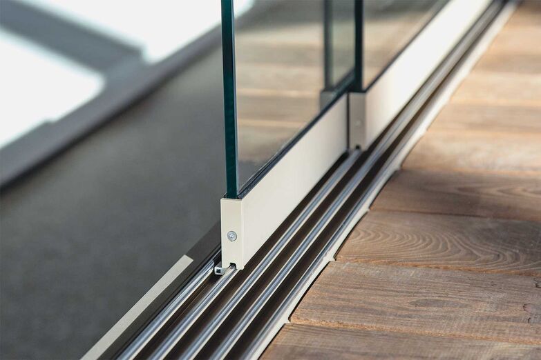 ... Die flachen Laufschienen sind kaum sichtbar und lassen die Glasschiebewände sanft hin- und her gleiten. Ein offenes, lichtdurchflutetes Raumgefühl entsteht.
Renson, www.renson.net