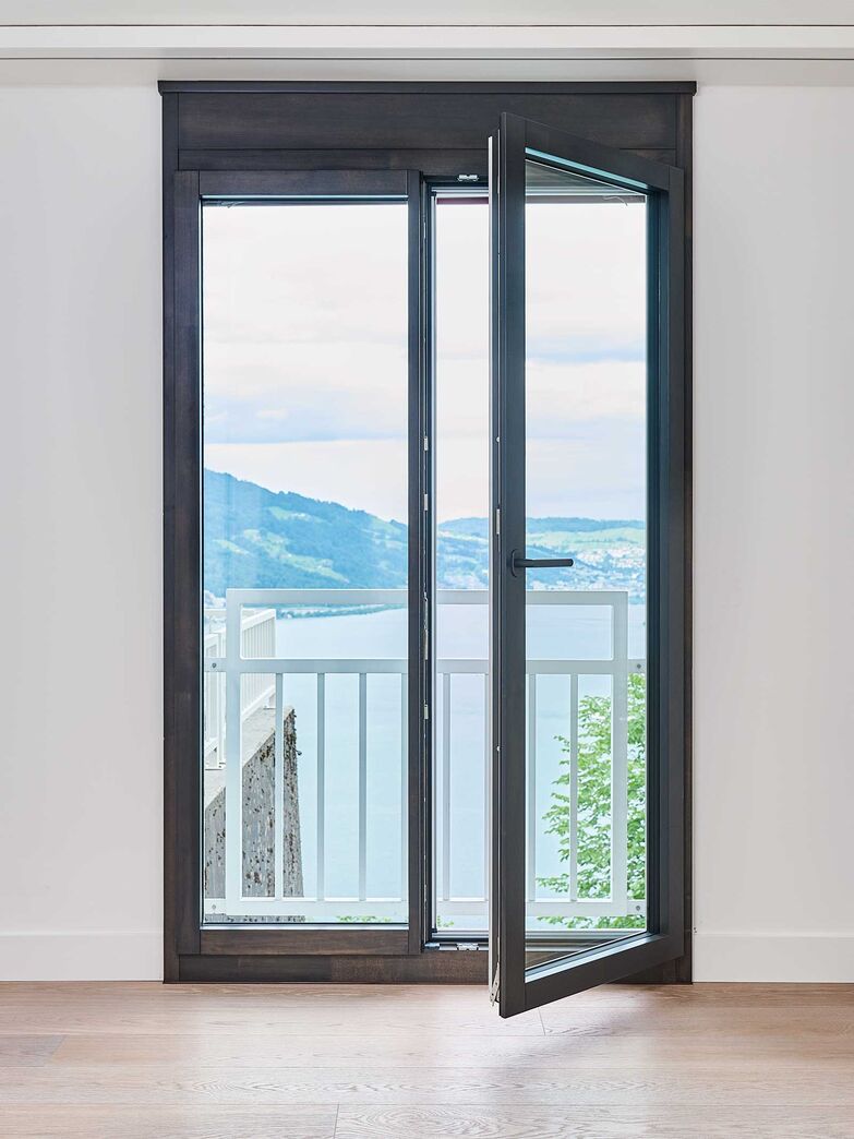 Weitblick: Das Fenstersystem «NF1» von 4B setzt auf schmale Rahmen mit viel Glas, wodurch Räume heller wirken und Fassaden ruhiger erscheinen. Von flächenbündigen Designvarianten bis zur XXL-Ausführung deckt es unterschiedliche architektonische Ansprüche ab.
4B AG, www.4-b.ch