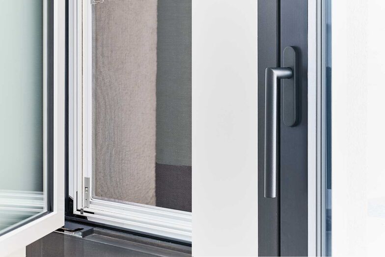 Schweizer Innovation: Moderne Architektur verlangt Fenster, die Leichtigkeit und Licht verkörpern. Die «NF1»-Fenster von 4B überzeugen durch eine klare Linienführung, eine gute Dämmung und einen effektiven Schallschutz. Die stabile Konstruktion macht das Zuhause einbruchsicher. Sie wird aus Holz und Metall in der Schweiz gefertigt.
4B AG, www.4-b.ch