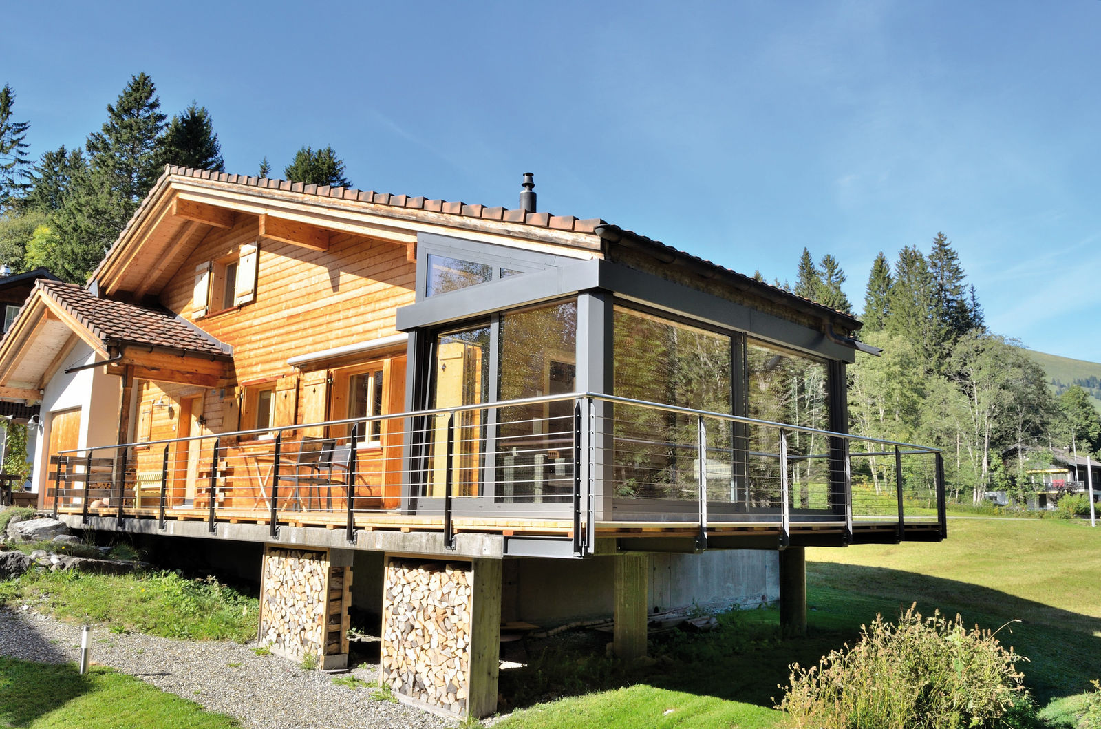 Hinter Glas sitzt man auch bei Kälte draussen, kann rundum die Natur geniessen und ist doch vor Wind, Wetter und niedrigen Temperaturen geschützt. Die Zubag AG aus Gommiswald bietet eine Vielzahl an raffinierten Lösungen und lässt dabei den persönlich Geschmack und das Budget nicht ausser Acht.