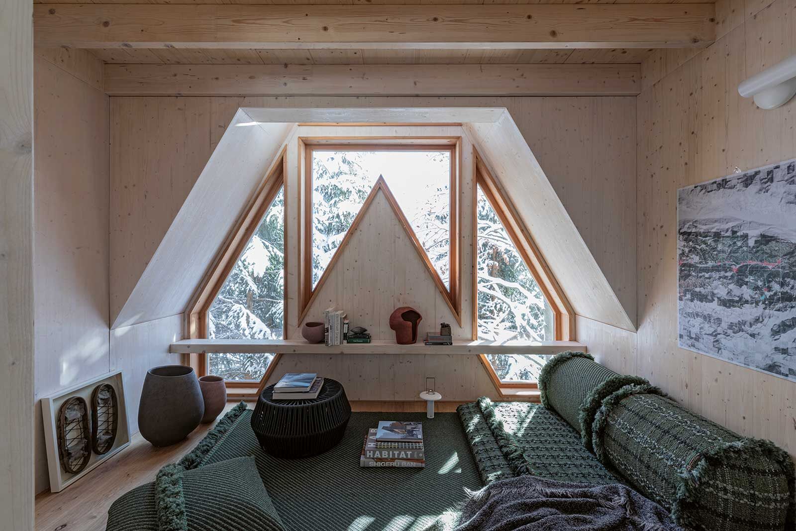 Polstermöbel, Kissen und wollartige Teppiche landen im dem von Partricia Urquiola gestalteten Wohnbereich zum Ausruhen, Lesen oder gar zu einer Yoga-Einheit ein.