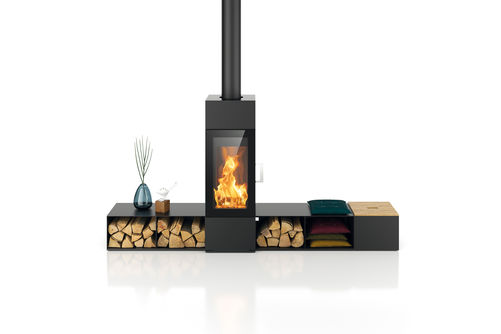 Zum Kaminofen «Sendai 110» gibt es ein passendes modulares Regalsystem. Der Feuerraum hat Fenster auf drei Seiten. Hase.