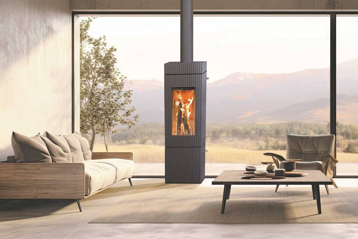Die zwölf Millimeter dicke Stahlverkleidung, die edlen Lamellen und die klaren Linien verleihen dem Kaminofen Mönch aus dem Hause Hans Greub AG einen eleganten Look. Hans Greub.