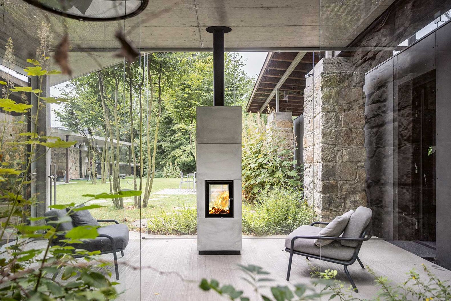 Der modulare Schwedenofen «BLOX 50» vereint modernes Design mit Benutzerfreundlichkeit. Er zeichnet sich durch eine milde Wärmeabgabe über einen längeren Zeitraum aus und ist auch für kleine Räume geeignet. Ganz Baukeramik AG, www.ganz-baukeramik.ch