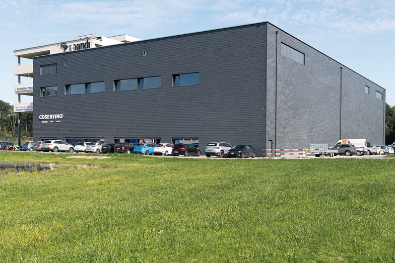 Die Fassade ist mit 2000 Quadratmetern «DKTN by Cosentino» verkleidet.