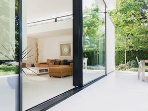 Das bis zu vier Meter breite und sechs Meter hohe Schiebefenster «Cero» gibt es mit integriertem Insektenschutz. Solarlux.