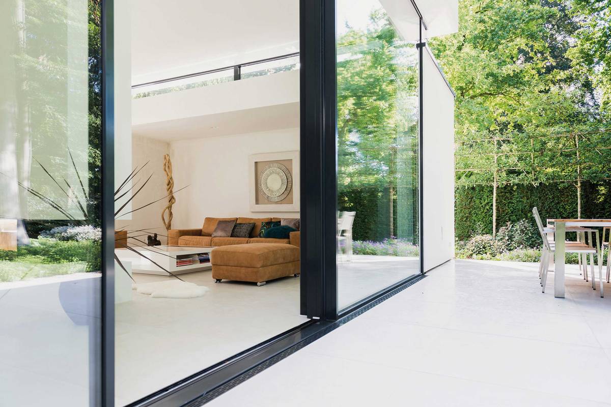 Das bis zu vier Meter breite und sechs Meter hohe Schiebefenster «Cero» gibt es mit integriertem Insektenschutz. Solarlux.