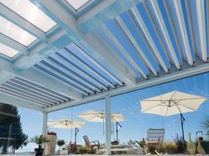 Die Terrassenüberdachung von «Fledmex» schützt mit Lamellen aus Aluminium, satiniertem Acryl- oder Klarglas. Allwetterdach Esco.