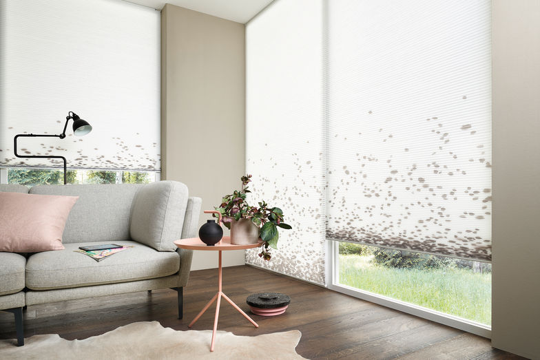 Kreativer Digitaldruck verleiht dem Sichtschutz eine individuelle Note. Duette/Hunter Douglas.