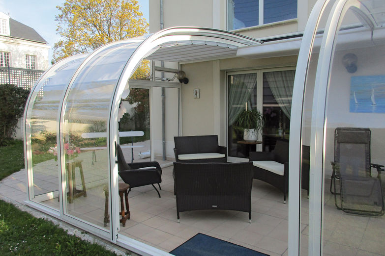Regen und Wind können Terrassenliebhabern nichts anhaben – dank gelungener Überdachung. Vöroka. 