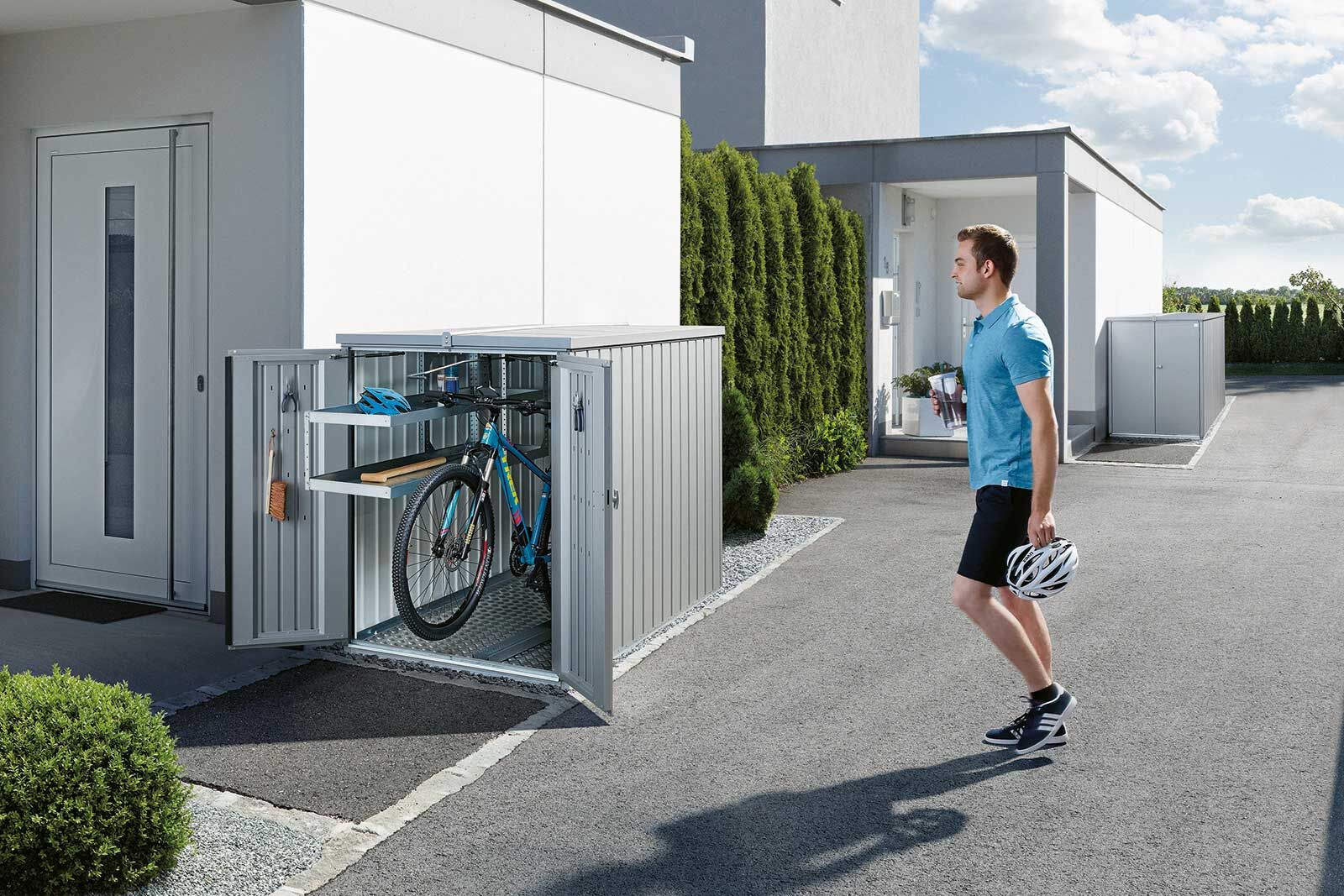 Die Minigarage ist ein praktischer und platzsparender, geschlossener Parkplatz für das Velo, den Kinderwagen oder die Gartenutensilien. Sie kann je nach Bedürfnis konfiguriert werden und besteht aus regen-wasserdichtem Stahlblech mit integrierter Durchlüftung. Die 3-fach-Ver-riegelung mit Drehgriff-Zylinderschloss sorgt für Sicherheit. Biohort über Softub Schweiz AG, www.softub.ch