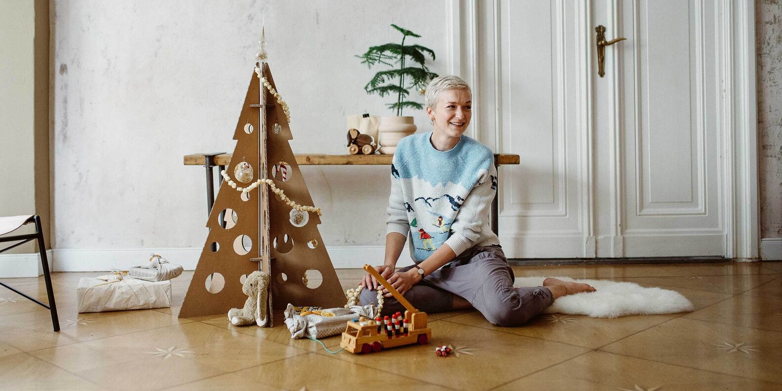 Der Zero-Waste-Christbaum aus Wellkarton ist im Nu zusammengesteckt und nadelt garantiert nicht. Nach den Feiertagen wird er bis zum nächsten Einsatz im Keller verstaut. Room in a box GmbH, www.roominabox.de