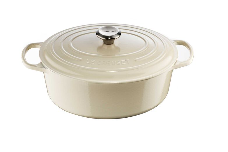 Der klassische gusseiserne Bräter kommt nie aus der Mode und macht garantiert jedes Mal Freude, wenn er auf den Tisch kommt. Le Creuset SAS, www.lecreuset.ch