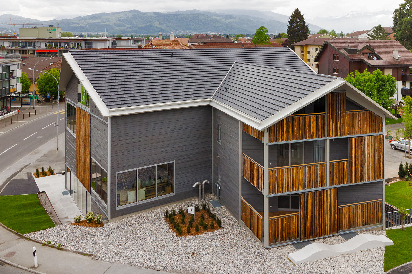 Wo vorher ein Bauernhof stand, ist ein neues Gebäude mit Wohn- und Arbeitsräumen entstanden. Das Besondere: Materialien des alten Hauses wurden wiederverwertet.