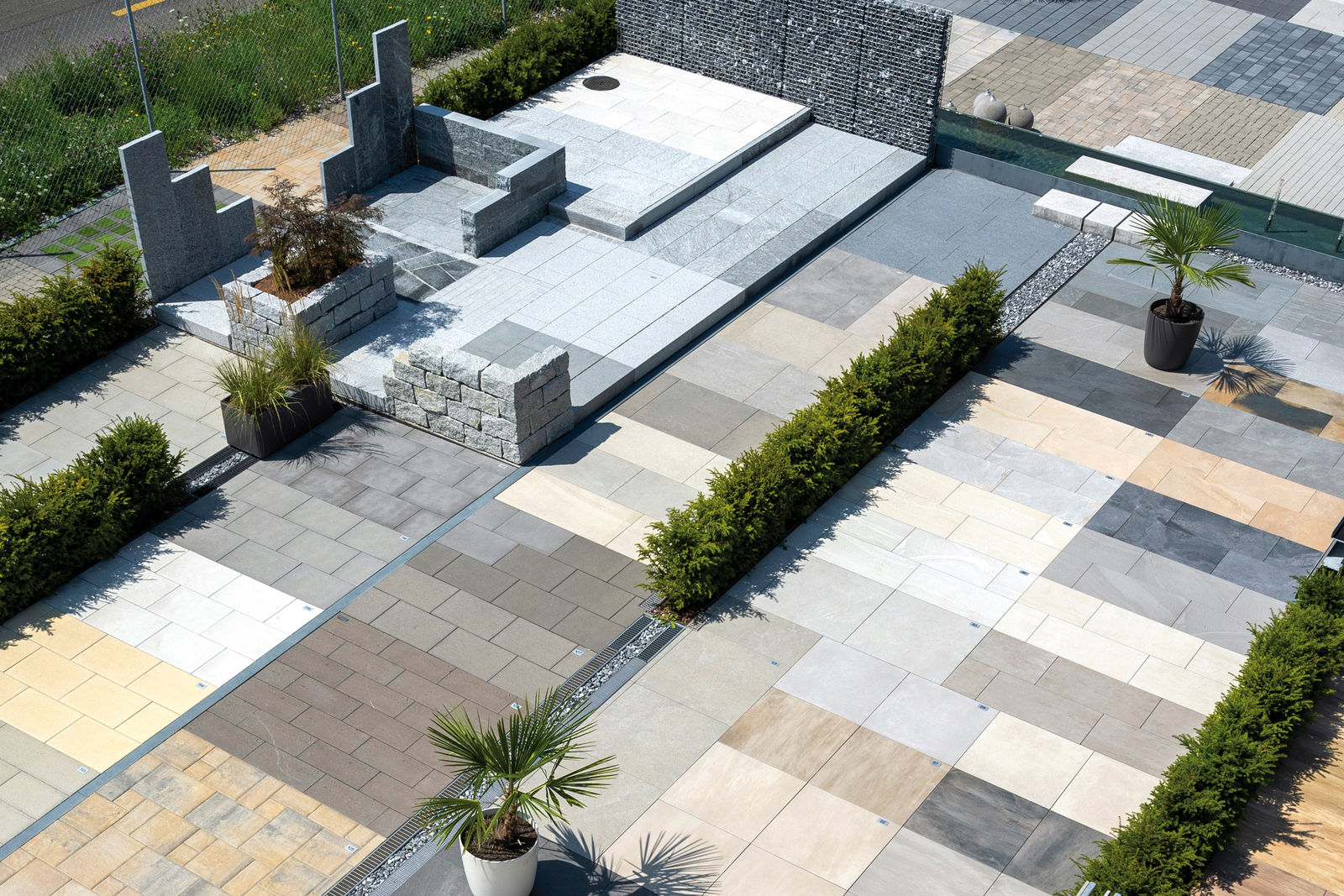 Über 300 verschiedene Bodenbeläge aus Materialien wie Feinsteinzeug, Beton und Naturstein stehen in der Gartenausstellung zur Wahl. Mauerelemente, Steinkörbe, moderne Pflanzgefässe und weitere Gestaltungselemente ergänzen das Produktesortiment.