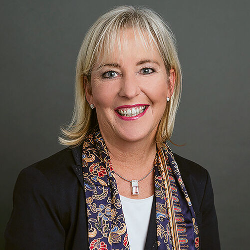 Beatrice Metzger, CEO Starhaus
Umfassende Betreuung: «Bei der Planung und beim Bau der Häuser unserer Kunden ist das Starhaus-Team mit Herz und Kompetenz bei der Sache. Bauen soll unseren Kunden Freude machen. Starhaus errichtet für ihre Kunden individuell geplante Massivhäuser zum Festpreis. Jedes Projekt wird mit aller Sorgfalt vorbereitet und die Wünsche der Kundschaft fliessen so früh wie möglich in die Planung ein. Damit haben wir eine gute Grundlage, das Haus innerhalb des vorgegebenen Budgetrahmens realisieren zu können. Bei der Realisierung unserer Häuser arbeiten wir stets mit qualitätsbewussten und zuverlässigen Schweizer Handwerksbetrieben zusammen.»