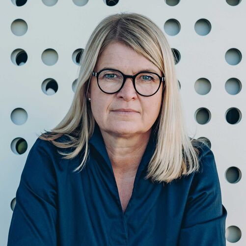 Dagmar Fritz-Kramer, Geschäftsführerin Baufritz
«Wir wissen, dass Bauherren selbst in der Hand haben wollen, wie sie wohnen», bekräftigt Dagmar Fritz-Kramer, Geschäftsführerin des Hausherstellers Baufritz den Sinn einer Planungs-Software. Baufritz bietet deshalb den «my smart green home»-Konfigurator an. Auf Basis beliebter Grundriss-Varianten können sich Interessierte jeweils ihr Wunschhaus zusammenstellen. Zu Beginn stehen Hobbyplanenden die drei Grössen S, M oder L zur Wahl, sodass auch die jeweilige Grundstückssituation berücksichtigt werden kann. Mit weiteren Klicks lassen sich Kubatur, Dachform, Anzahl von Geschossen und Zimmern sowie andere Details festlegen. Die Besonderheit des Baufritz-Konfigurators: Der Bauherr sieht nicht nur das architektonische Ergebnis, sondern wird auch in Echtzeit über die Auswirkungen auf den Preis informiert. Das erleichtert die Entscheidungsfindung und kann so die Bauzeit verkürzen. Zumal auch Bodenplatte oder Keller bei der Kreation des Hauses berücksichtigt werden.