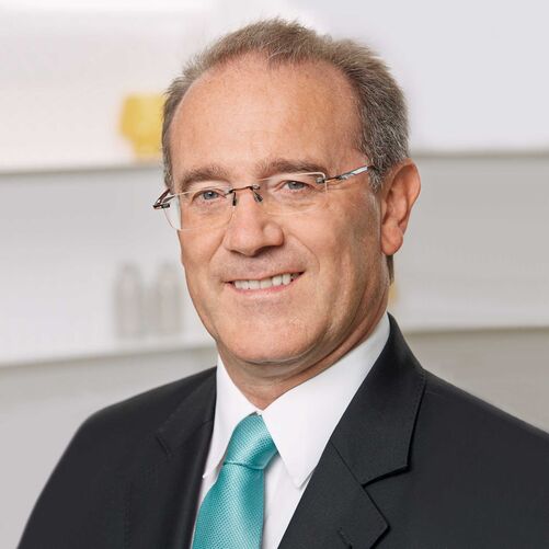 Klaus-Dieter Schwendemann, Leiter Marketing Weber Haus
Intelligent und energieeffizient: «Ein smartes Heim bedeutet mehr Komfort, da es viele Alltagsaufgaben übernimmt, aber auch die Sicherheit in den eigenen vier Wänden spielt eine zentrale Rolle. Die Mehrheit der Bauherren möchte darauf nicht mehr verzichten, weshalb Weber Haus die Haussteuerung WeberLogic 2.0 bereits seit drei Jahren im Standard anbietet. Immer mehr Bauherren richten den Fokus auf die Energieeffizienz und Umweltfreundlichkeit ihres Neubaus und entscheiden sich für ein WeberHaus in Holzfertigbauweise. Unsere Gebäudehülle ÖvoNatur Therm sorgt für einen hervorragenden Wärme- und Kälteschutz und legt damit die Basis für einen niedrigen Energieverbrauch.»